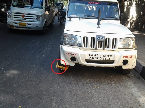 நடுரோட்டில் நின்ற போலீஸ் ஜீப்புக்கு பூட்டு போட்ட போலீஸ்!