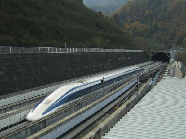 26-1374830694-japan-jr-manglev.jpg