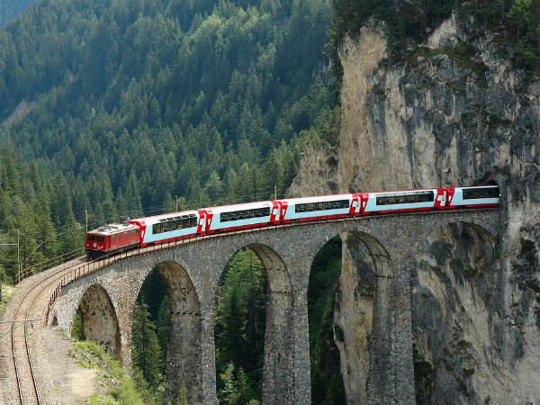 13-1399948937-glacier-express-wiki-commo