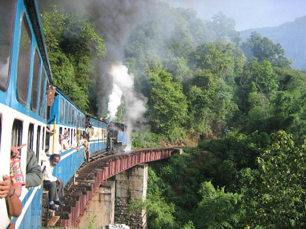 13-1399948993-ooty-hills-train.jpg