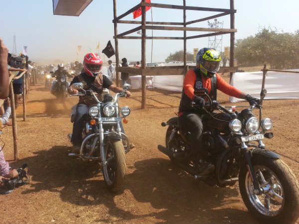  இரவில் பைக் பந்தயம்