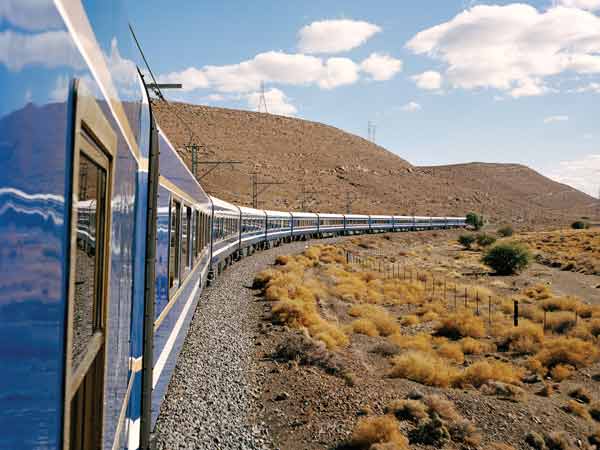 வளைவில் திரும்பும்போது ரயில்கள் கவிழாமல் செல்வதற்கான காரணம்?