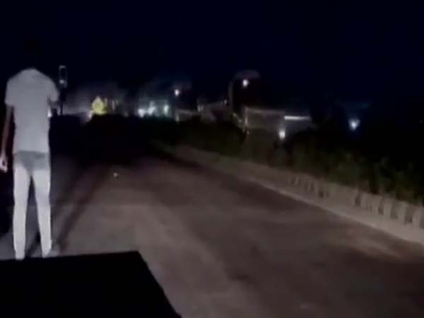 நெடுஞ்சாலையில் வாகனங்களை மறித்த சிங்கக்கூட்டம்..!