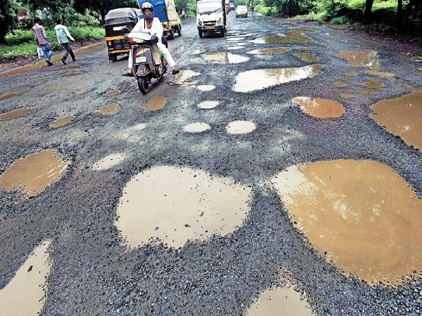 ரூ. 1.2 கோடி விலையுள்ள காரை பதம் பார்த்த சாலை பள்ளம்..!!
