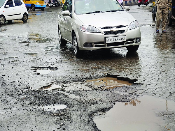 ரூ. 1.2 கோடி விலையுள்ள காரை பதம் பார்த்த சாலை பள்ளம்..!!