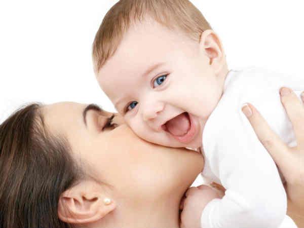 கார் டிக்கியில் குழந்தைகளை பூட்டிவிட்டு ஷாப்பிங் சென்ற தாய்..!!