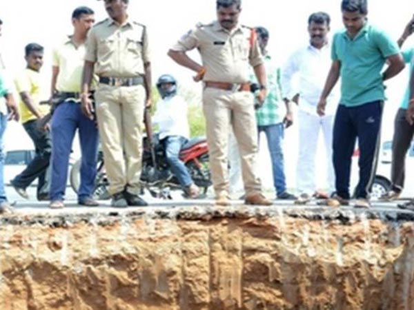 தேசிய நெடுஞ்சாலையையில் திடீரென பள்ளம் தோண்டிய கிராமத்தினர்..!!