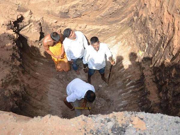 தேசிய நெடுஞ்சாலையையில் திடீரென பள்ளம் தோண்டிய கிராமத்தினர்..!!