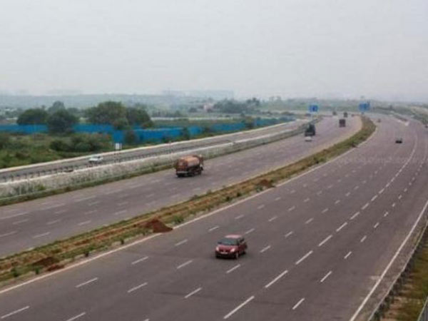 தேசிய நெடுஞ்சாலையையில் திடீரென பள்ளம் தோண்டிய கிராமத்தினர்..!!