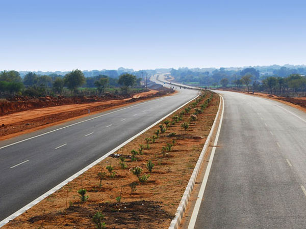 தேசிய நெடுஞ்சாலையையில் திடீரென பள்ளம் தோண்டிய கிராமத்தினர்..!!
