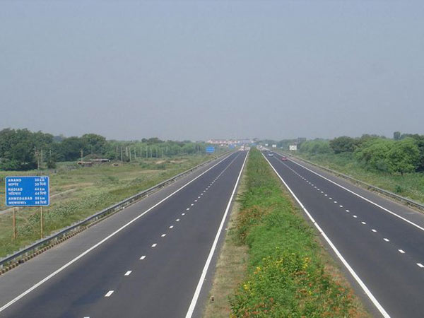 தேசிய நெடுஞ்சாலையையில் திடீரென பள்ளம் தோண்டிய கிராமத்தினர்..!!