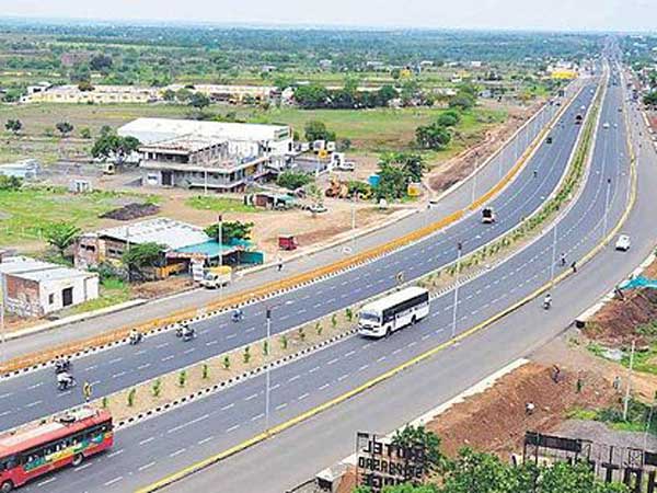 தேசிய நெடுஞ்சாலையையில் திடீரென பள்ளம் தோண்டிய கிராமத்தினர்..!!