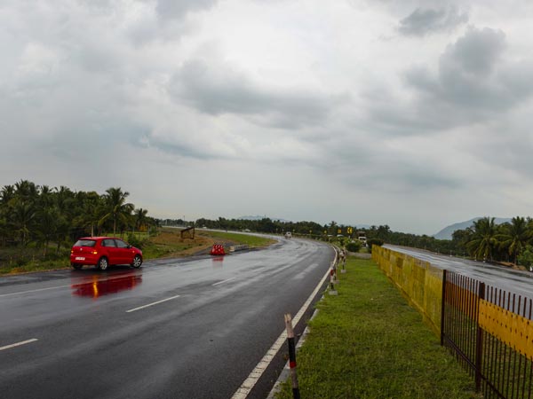 தேசிய நெடுஞ்சாலையையில் திடீரென பள்ளம் தோண்டிய கிராமத்தினர்..!!