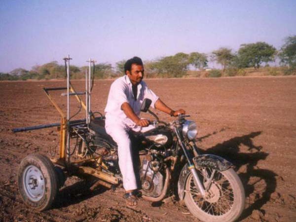 ராயல் என்ஃபீல்டு மோட்டார்சைக்கிளை டிராக்டராக மாற்றிய விவசாயி!