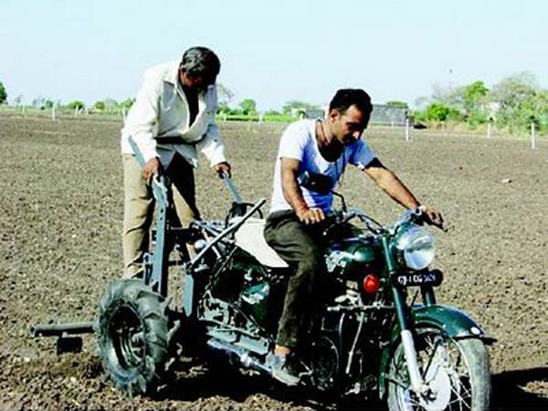 ராயல் என்ஃபீல்டு மோட்டார்சைக்கிளை டிராக்டராக மாற்றிய விவசாயி!