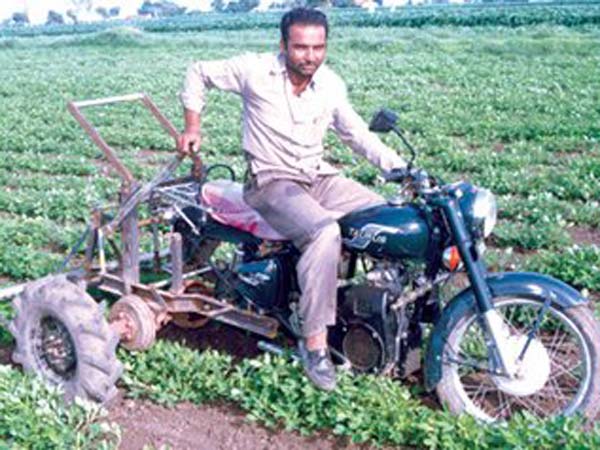 ராயல் என்ஃபீல்டு மோட்டார்சைக்கிளை டிராக்டராக மாற்றிய விவசாயி!