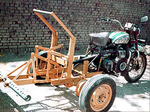 ராயல் என்ஃபீல்டு மோட்டார்சைக்கிளை டிராக்டராக மாற்றிய விவசாயி!