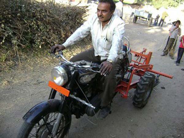 ராயல் என்ஃபீல்டு மோட்டார்சைக்கிளை டிராக்டராக மாற்றிய விவசாயி!