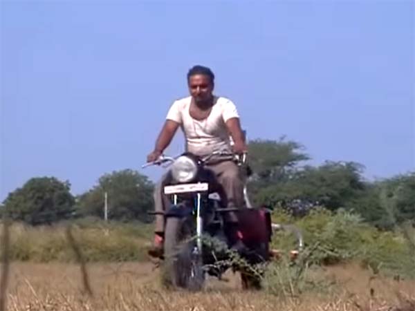 ராயல் என்ஃபீல்டு மோட்டார்சைக்கிளை டிராக்டராக மாற்றிய விவசாயி!