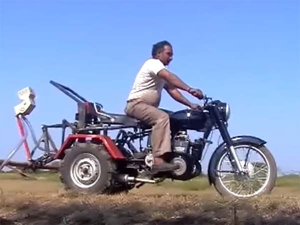 ராயல் என்ஃபீல்டு மோட்டார்சைக்கிளை டிராக்டராக மாற்றிய விவசாயி!