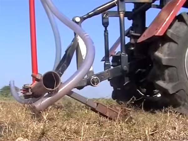 ராயல் என்ஃபீல்டு மோட்டார்சைக்கிளை டிராக்டராக மாற்றிய விவசாயி!