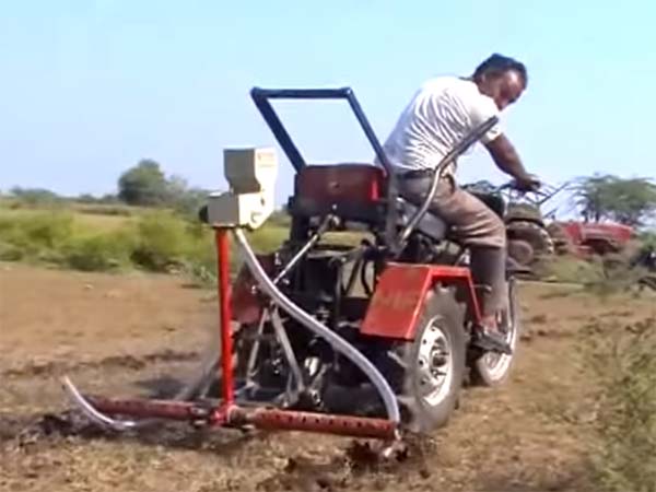 ராயல் என்ஃபீல்டு மோட்டார்சைக்கிளை டிராக்டராக மாற்றிய விவசாயி!