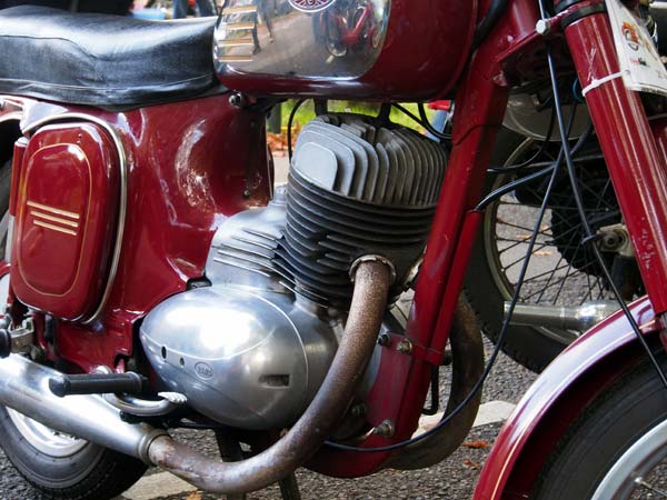 மோட்டார்சைக்கிளில் சைலென்சர் வலது பக்கம் பொருத்துவதற்கான காரணங்கள்!