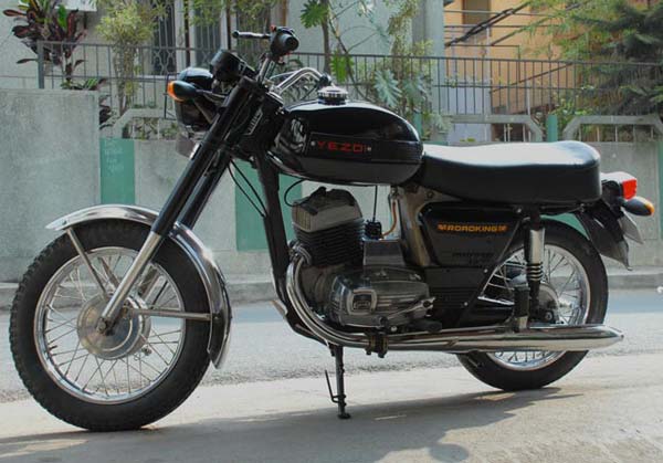 மோட்டார்சைக்கிளில் சைலென்சர் வலது பக்கம் பொருத்துவதற்கான காரணங்கள்!