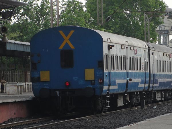 நம் பெருமாள் செட்டியார் சொந்தமாக ரயில் வைத்திருந்த சுவாரஸ்யமான கதை தமிழனின் பெருமையை பரைசாற்றும் விதமாக அமைந்துள்ளது. ரயில் பற்றி நினைக்கும்போதே மனதிற்குள் இனிய அனுபவங்கள் வந்தாடும். அத்துடன் சில சந்தேகங்களும் எழும். அவ்வாறு பலருக்குள் இருக்கும் சந்தேகம்தான் ரயிலின் கடைசிப் பெட்டியின் பின்புறத்தில் X என்ற குறியீடு பெரிதாக கொடுக்கப்பட்டு இருக்கும். இந்த குறியீடுக்கான அர்ததம் என்ன தெரியுமா? அதுகுறித்த சுவாரஸ்ய விளக்கத்தை தொடர்ந்து பார்க்கலாம்.