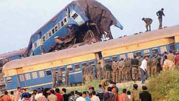 இந்தியாவில் நடந்த மிக மோசமான 10 ரயில் விபத்துக்களின் பட்டியல்