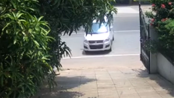 காரை நீச்சல் அடிக்கவிட்ட அமெரிக்க பெண்; பேஸ்புக்கில் வைரலாகும் போட்டோ