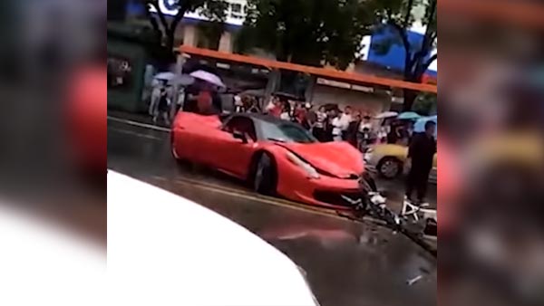 ஃபெராரி காரை எடுத்து சில நொடிகளில் விபத்தில் சிக்கிய பெண்; என்னம்மா நீங்க இப்படி பண்ணுறீங்களேம்மா...