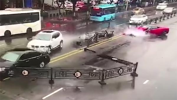 ஃபெராரி காரை எடுத்து சில நொடிகளில் விபத்தில் சிக்கிய பெண்; என்னம்மா நீங்க இப்படி பண்ணுறீங்களேம்மா...