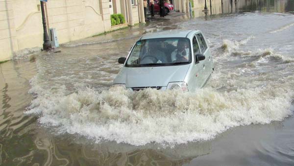 மழை வெள்ள நீரில் நீங்கள் காரில் செல்லும் போது இதை எல்லாம் செய்யாதீங்க...