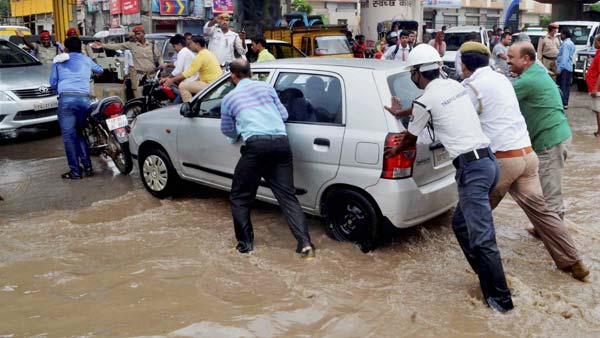 மழை வெள்ள நீரில் நீங்கள் காரில் செல்லும் போது இதை எல்லாம் செய்யாதீங்க...