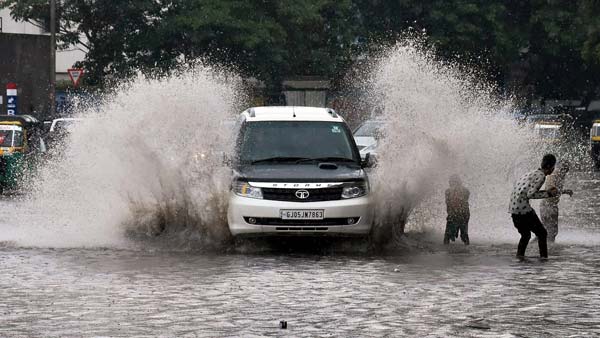 மழை வெள்ள நீரில் நீங்கள் காரில் செல்லும் போது இதை எல்லாம் செய்யாதீங்க...