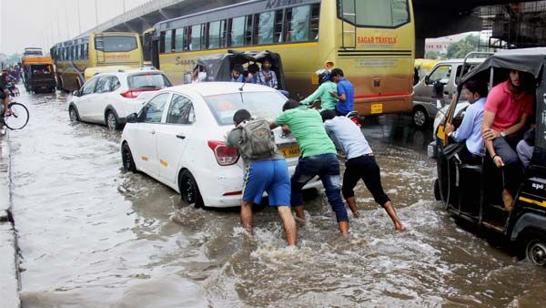 மழை வெள்ள நீரில் நீங்கள் காரில் செல்லும் போது இதை எல்லாம் செய்யாதீங்க...