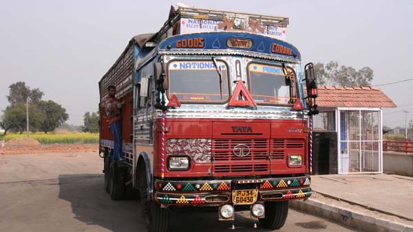 தன் கணவர் விட்டு சென்ற லாரி டிரைவர் பணியை பல ஆண்டுகளாக தொடரும்