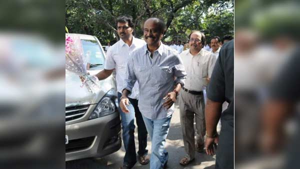 இன்னோவா காரால் பாதிக்கப்பட்டது நாஞ்சில் சம்பத் மட்டுமல்ல.. சூப்பர் ஸ்டார் ரஜினியும்தான்...