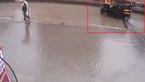 பைக்கில் இருந்து தவறி விழுந்த பெண்; பஸ் வீல் ஏறி துடிதுடித்து பலியான பரிதாபம்- வீடியோ