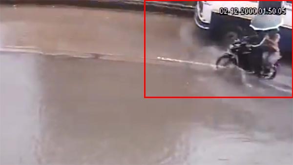 பைக்கில் இருந்து தவறி விழுந்த பெண்; பஸ் வீல் ஏறி துடிதுடித்து பலியான பரிதாபம்- வீடியோ