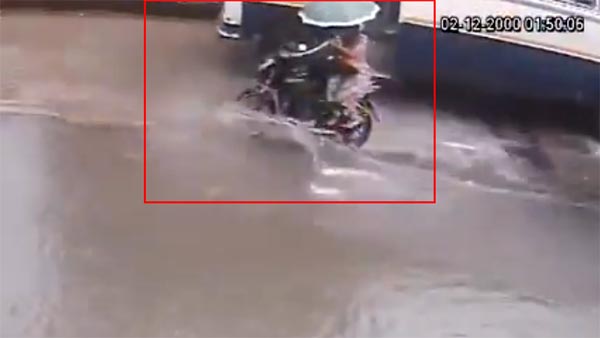 பைக்கில் இருந்து தவறி விழுந்த பெண்; பஸ் வீல் ஏறி துடிதுடித்து பலியான பரிதாபம்- வீடியோ