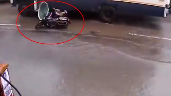 பைக்கில் இருந்து தவறி விழுந்த பெண்; பஸ் வீல் ஏறி துடிதுடித்து பலியான பரிதாபம்- வீடியோ