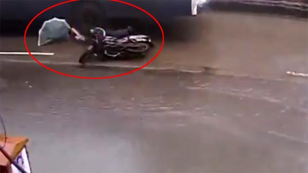 பைக்கில் இருந்து தவறி விழுந்த பெண்; பஸ் வீல் ஏறி துடிதுடித்து பலியான பரிதாபம்- வீடியோ
