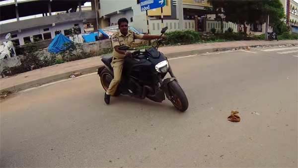 டுகாட்டி பைக்கை அஜீத் போல் ஓட்டும் ஆசையில் விதி மீறிய போலீஸ்காரர்! என்னதான் இருந்தாலும் தல போல வருமா?