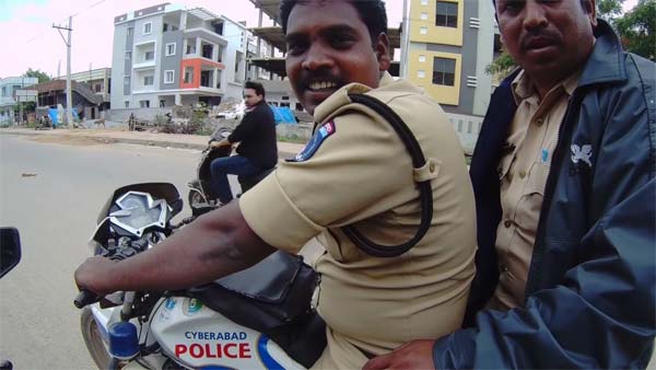 டுகாட்டி பைக்கை அஜீத் போல் ஓட்டும் ஆசையில் விதி மீறிய போலீஸ்காரர்! என்னதான் இருந்தாலும் தல போல வருமா?