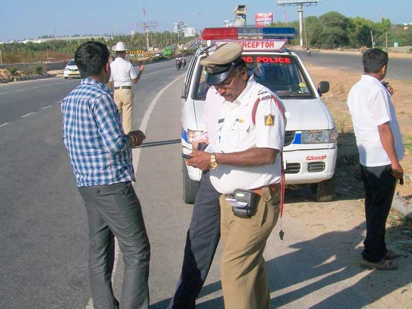 இனி டூவீலரில் செல்லும் இருவருக்கும் ஹெல்மெட் கட்டாயம்.. தமிழக அரசை நோக்கி சாட்டையை சுழற்றிய ஐகோர்ட்!