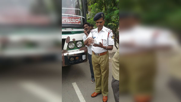 இனி டூவீலரில் செல்லும் இருவருக்கும் ஹெல்மெட் கட்டாயம்.. தமிழக அரசை நோக்கி சாட்டையை சுழற்றிய ஐகோர்ட்!