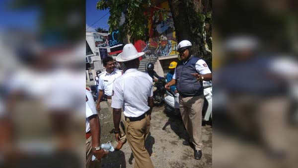 இனி டூவீலரில் செல்லும் இருவருக்கும் ஹெல்மெட் கட்டாயம்.. தமிழக அரசை நோக்கி சாட்டையை சுழற்றிய ஐகோர்ட்!