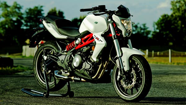 சாதாரண பைக்கில் போனால் அபராதம்.. சூப்பர் பைக்கிற்கு ராஜ மரியாதை.. போலீசாரின் வீடியோ லீக்..